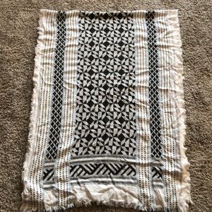 EUC Women’s Geometric print scarf wrap